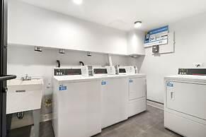 Fully Furnished Studio Apt in Lakeview