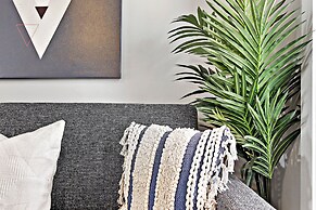 2BR Comfy & Chic Sunnyside Apt near Shop