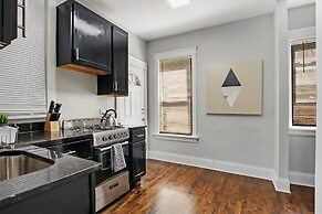 2BR Comfy & Chic Sunnyside Apt near Shop