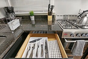 2BR Comfy & Chic Sunnyside Apt near Shop