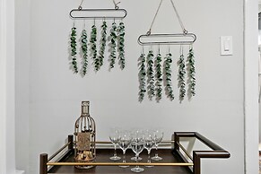 2BR Comfy & Chic Sunnyside Apt near Shop