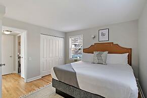 1BR Roomy Apartment in Bowmanville