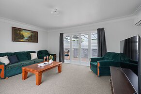 3 Bedroom In Papatoetoe w Parking - Wifi