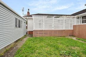 3 Bedroom In Papatoetoe w Parking - Wifi