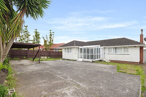 3 Bedroom In Papatoetoe w Parking - Wifi