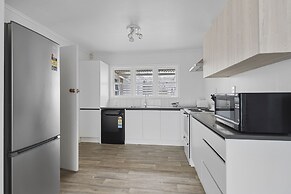 3 Bedroom In Papatoetoe w Parking - Wifi