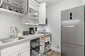 Stylish & Furnished Studio in Lakeview