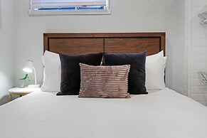 Stylish & Furnished Studio in Lakeview