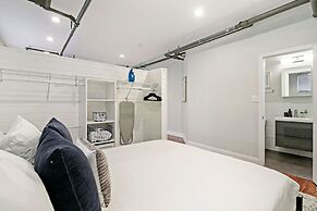 Stylish & Furnished Studio in Lakeview