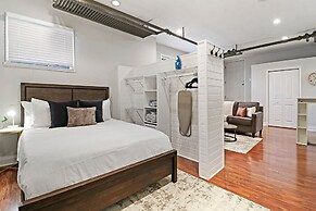 Stylish & Furnished Studio in Lakeview