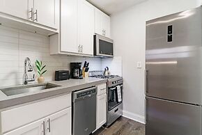 Stylish & Furnished Studio in Lakeview