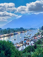 The Vintage Srinagar At Dal Lake
