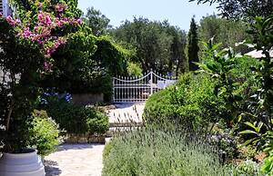 Juniper House - Charming 3 bed Villa With sea View