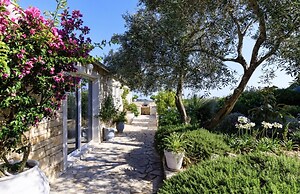 Juniper House - Charming 3 bed Villa With sea View