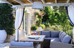 Juniper House - Charming 3 bed Villa With sea View