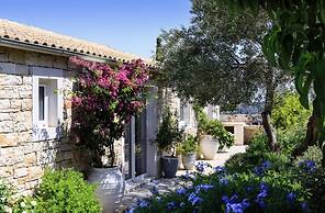 Juniper House - Charming 3 bed Villa With sea View