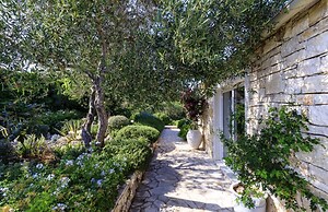 Juniper House - Charming 3 bed Villa With sea View