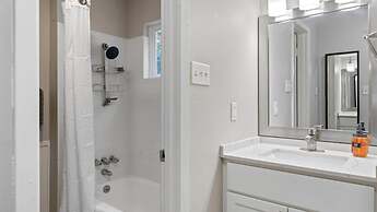 Quaint Studio Close to Downtown and Domain