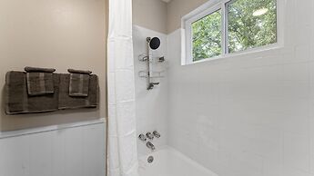 Quaint Studio Close to Downtown and Domain