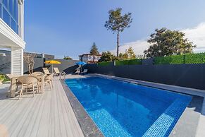 Villa With Pool and Backyard in Kepez