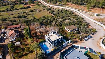 Villa With Pool and Backyard in Kepez