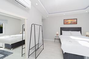 Villa With Pool and Backyard in Kepez