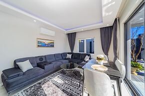 Villa With Pool and Backyard in Kepez