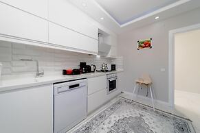 Villa With Pool and Backyard in Kepez