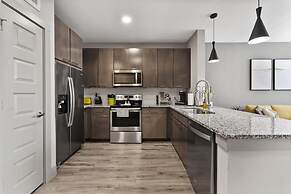 Elegant 1BR King Suite Close to DT w Fast Wifi