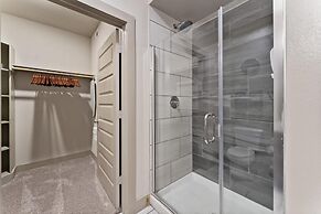 Elegant 1BR King Suite Close to DT w Fast Wifi