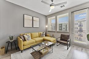 Elegant 1BR King Suite Close to DT w Fast Wifi