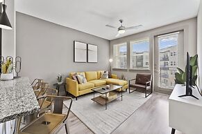 Elegant 1BR King Suite Close to DT w Fast Wifi