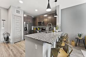 Elegant 1BR King Suite Close to DT w Fast Wifi