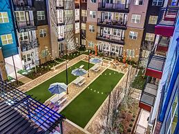 Elegant 1BR King Suite Close to DT w Fast Wifi