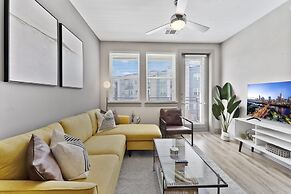 Elegant 1BR King Suite Close to DT w Fast Wifi