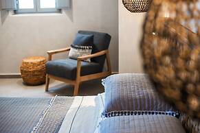 Almyra Oia Suites