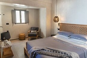 Almyra Oia Suites