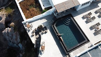 Almyra Oia Suites