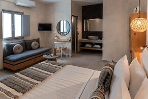 Almyra Oia Suites