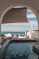 Almyra Oia Suites