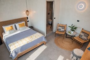 Almyra Oia Suites