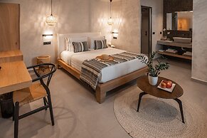 Almyra Oia Suites