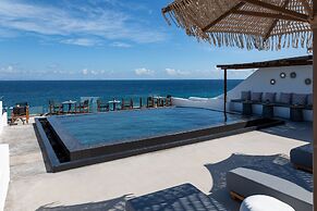 Almyra Oia Suites
