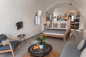 Almyra Oia Suites