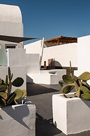 Almyra Oia Suites