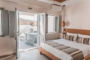 Almyra Oia Suites
