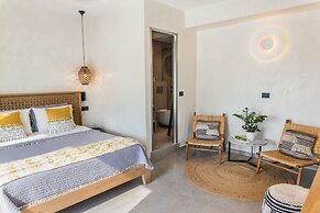 Almyra Oia Suites