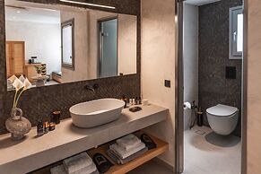 Almyra Oia Suites