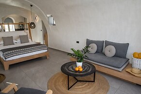 Almyra Oia Suites