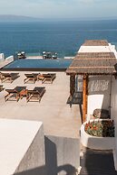 Almyra Oia Suites